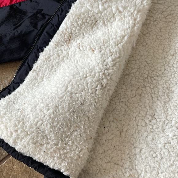 + HOLLISTER + Cropped Puffer Jacket - Picture 11 of 13